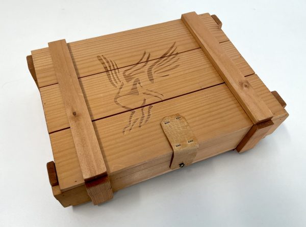 Präsentationsbox Holz mit Holzwollen Einlage und Lederverschluss